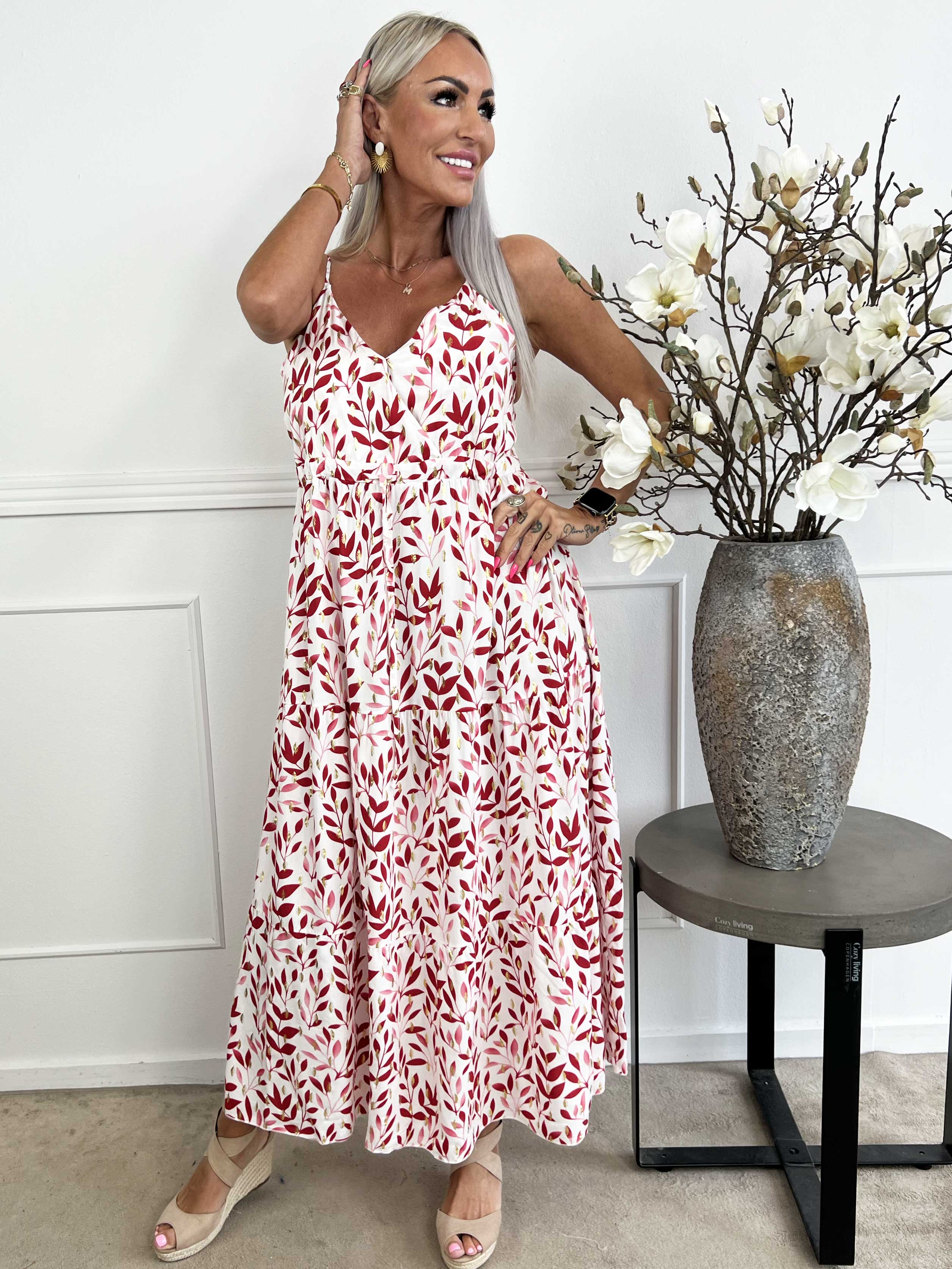 Lucie Leaf - Viskose stropkjole i bladmønster med v-udskæring